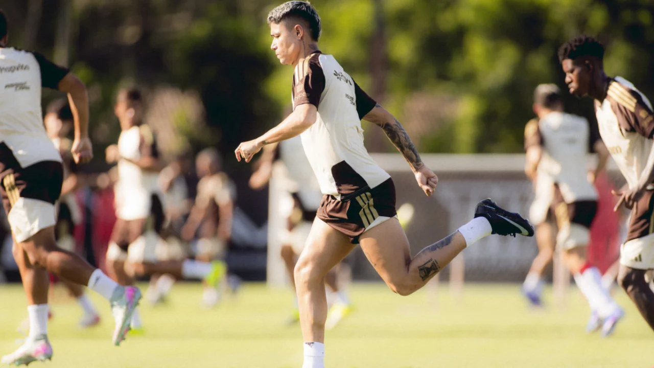 Luiz Araújo sente o joelho esquerdo durante amistoso do Flamengo contra o Olimpia antes de deixar o campo lesionado Luiz Araújo sente o joelho esquerdo durante amistoso do Flamengo contra o Olimpia antes de deixar o campo lesionado