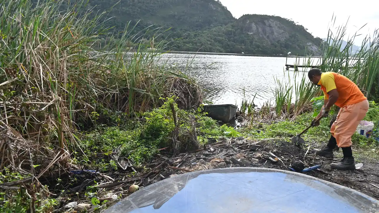 Equipes da Clin retiram entulho e resíduos descartados irregularmente na Lagoa de Piratininga, em Niterói