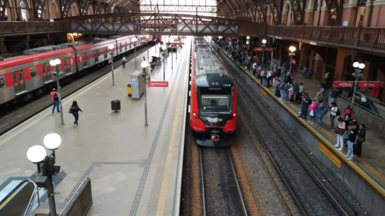 Trem da Linha 13 do sistema metropolitano de São Paulo, que inicia transição da CPTM para a concessionária Trivia Trens Trem da Linha 13 do sistema metropolitano de São Paulo, que inicia transição da CPTM para a concessionária Trivia Trens