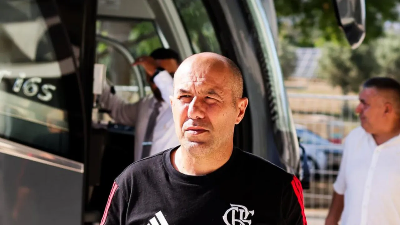 Lorran e Wallace Yan comemoram gols pelo Flamengo em amistoso contra o Lausanne-Sport