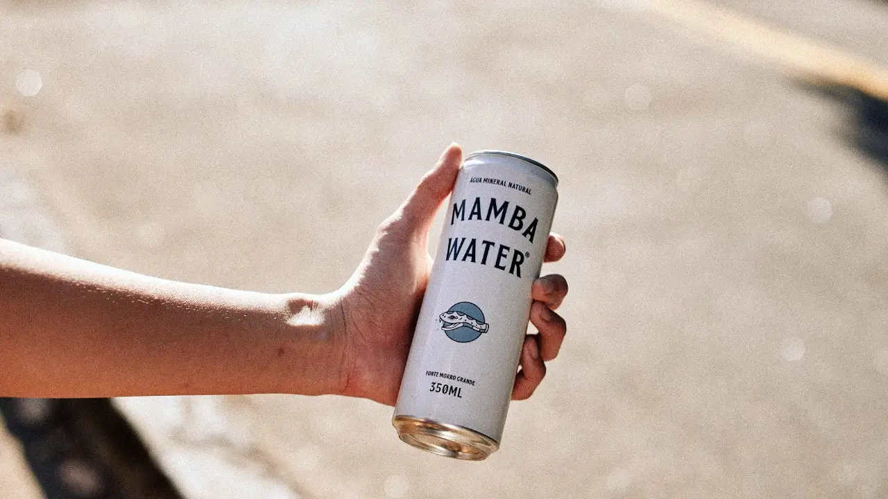 Latas da Mamba Water dos lotes recolhidos pela Anvisa após detecção de bactéria Latas da Mamba Water dos lotes recolhidos pela Anvisa após detecção de bactéria