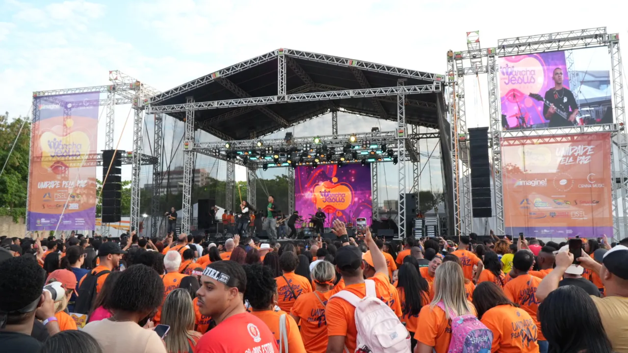 Fiéis participam da Marcha para Jesus em São Gonçalo durante caminhada com músicas gospel e orações Fiéis participam da Marcha para Jesus em São Gonçalo durante caminhada com músicas gospel e orações