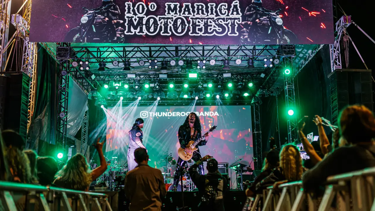 Público acompanha show da Blitz no encerramento do Maricá Moto Fest em Itaipuaçu