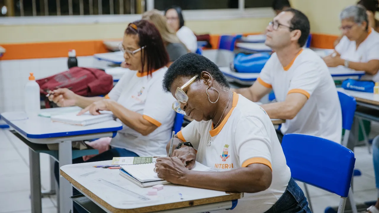 Jovens e adultos participam de atividade escolar; matrículas da EJA em Niterói começam para o segundo semestre de 2026 Jovens e adultos participam de atividade escolar; matrículas da EJA em Niterói começam para o segundo semestre de 2026
