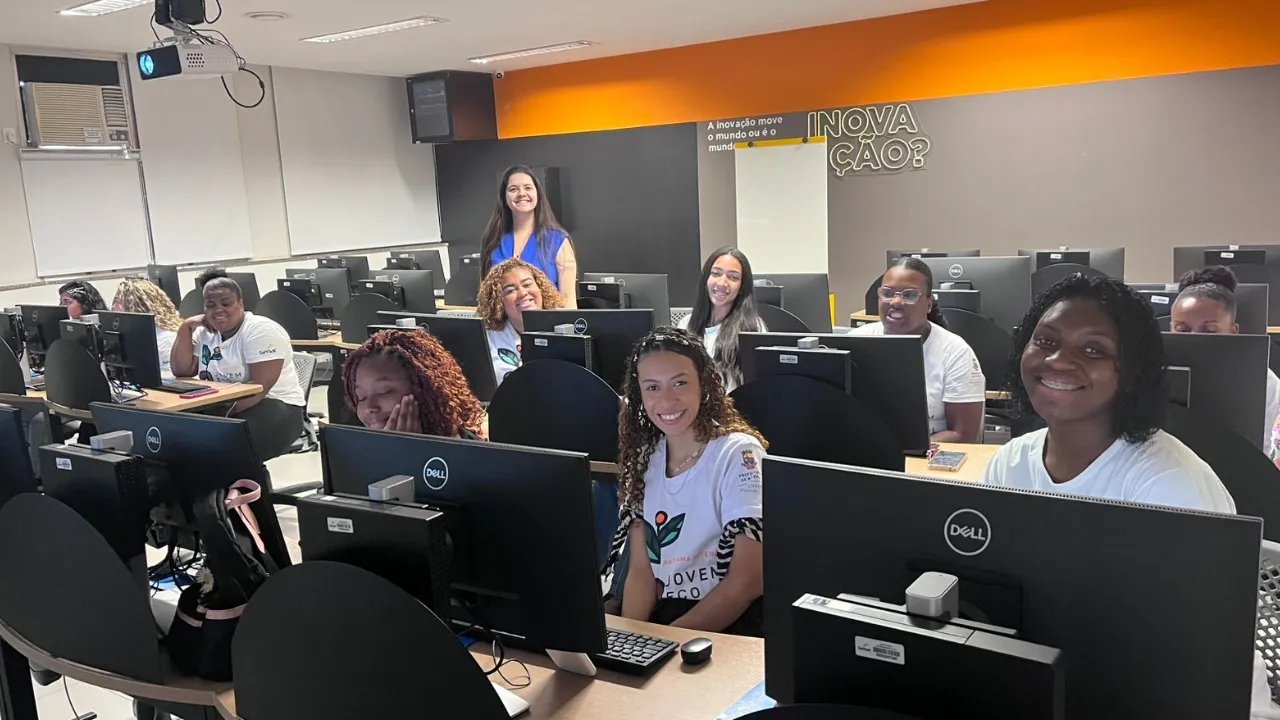 Jovens aproveitando as vagas para educação no Niterói Jovem Ecosocial Cursos