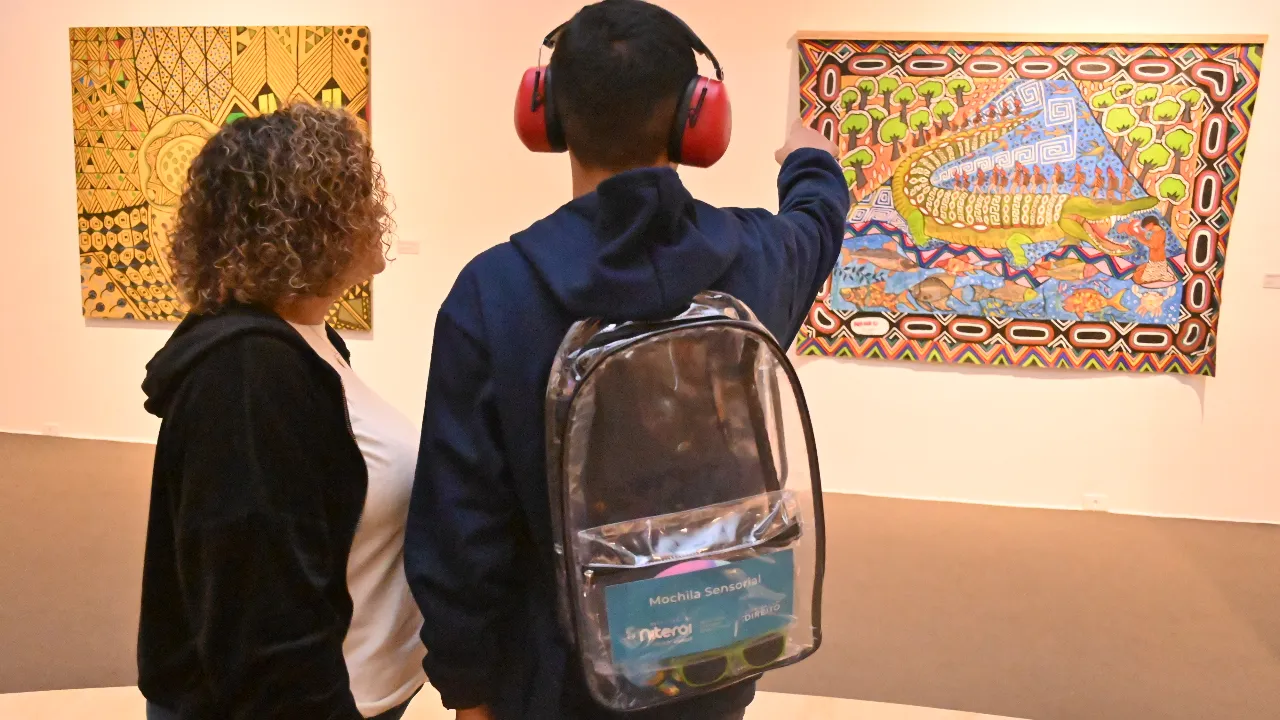 Mochila sensorial com abafador de ruído, óculos escuros e bolinha antiestresse em espaço cultural de Niterói Mochila sensorial com abafador de ruído, óculos escuros e bolinha antiestresse em espaço cultural de Niterói