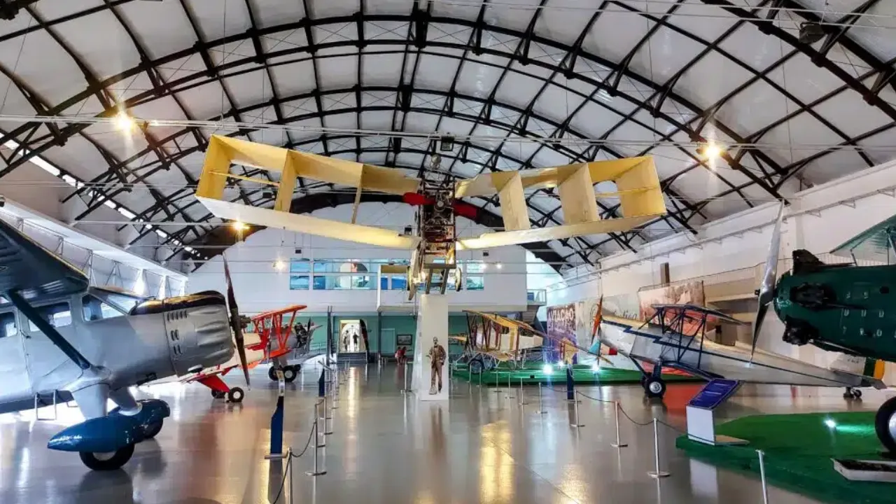 Aeronave realiza apresentação durante evento em homenagem a Santos Dumont no Museu Aeroespacial, no Campo dos Afonsos Aeronave realiza apresentação durante evento em homenagem a Santos Dumont no Museu Aeroespacial, no Campo dos Afonsos