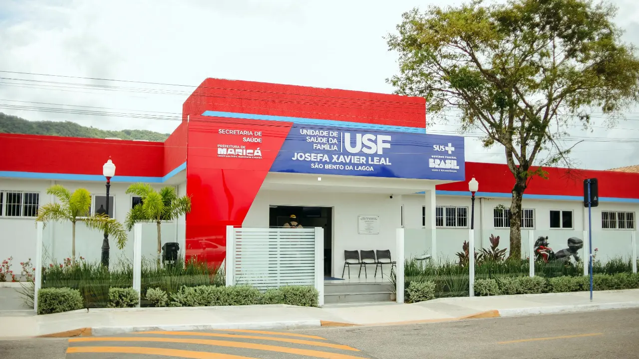 Profissional atende moradora durante mutirão de saúde em uma USF de Itaipuaçu, em Maricá Profissional atende moradora durante mutirão de saúde em uma USF de Itaipuaçu, em Maricá