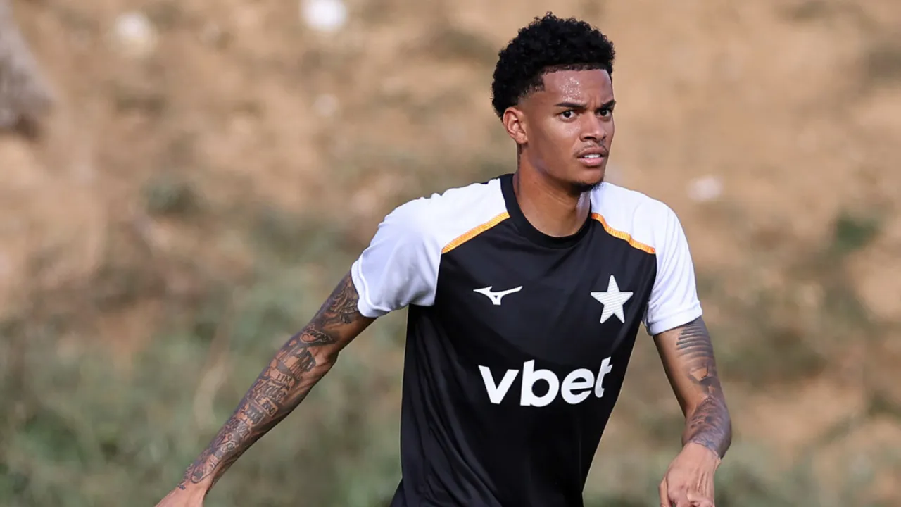 Newton em campo pelo Botafogo antes de transferência para o São Paulo