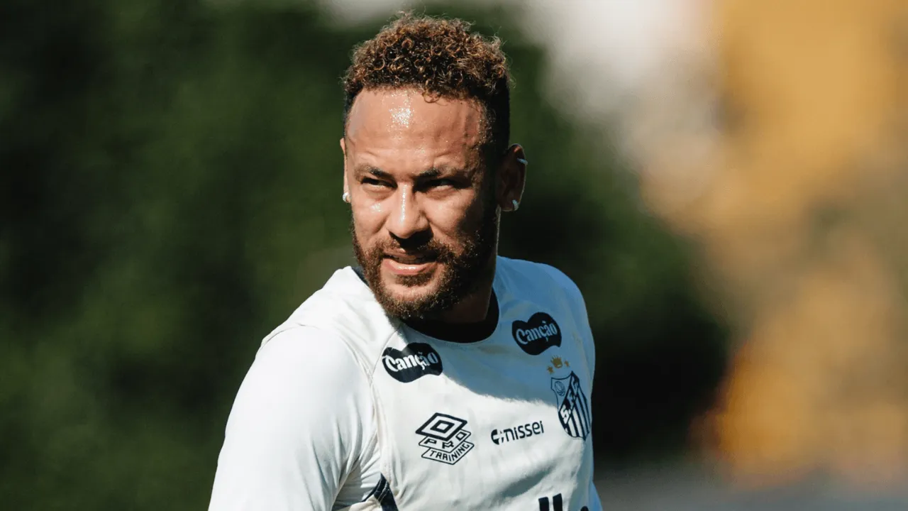 Neymar volta a treinar com o Santos após disputar a Copa do Mundo pela seleção brasileira Neymar volta a treinar com o Santos após disputar a Copa do Mundo pela seleção brasileira