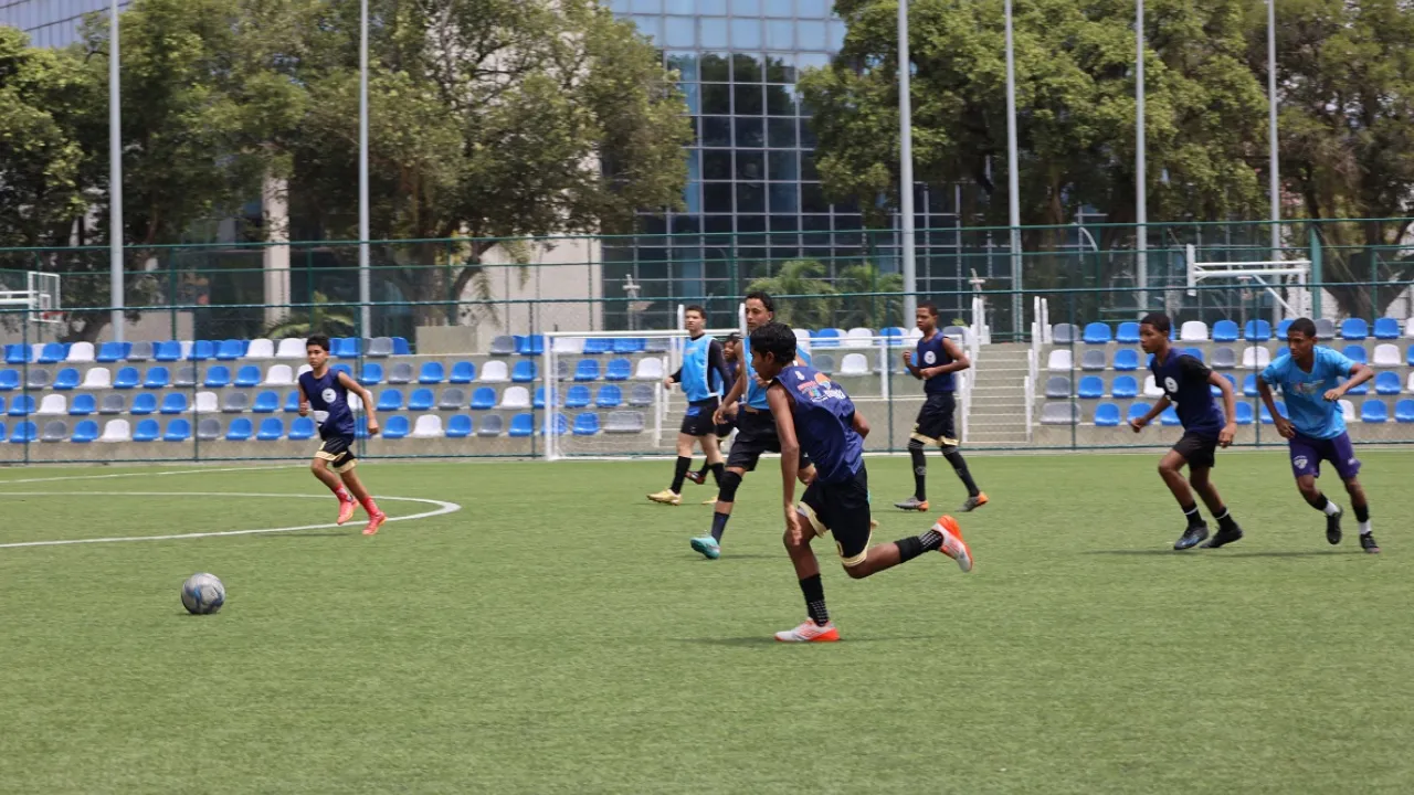 Crianças e adolescentes participam de atividade esportiva em Niterói, em projeto ligado à Lei de Incentivo ao Esporte
