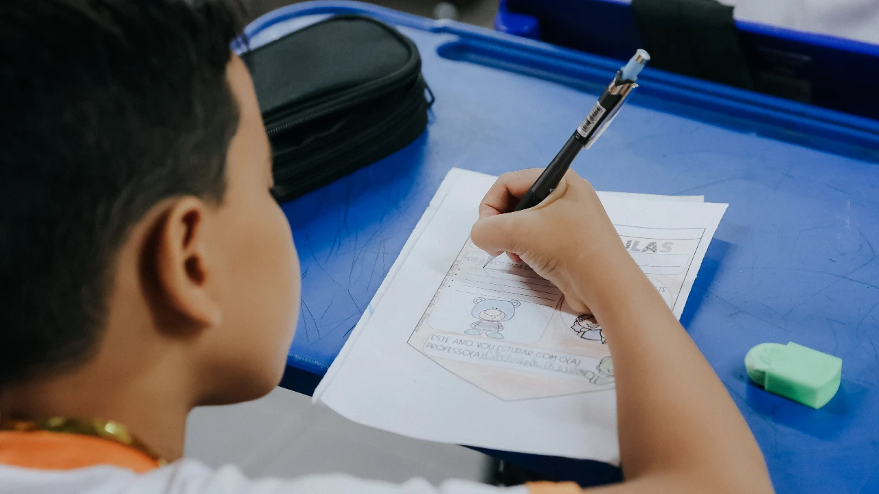 Profissional acompanha estudante em atividade de inclusão em escola municipal de Niterói