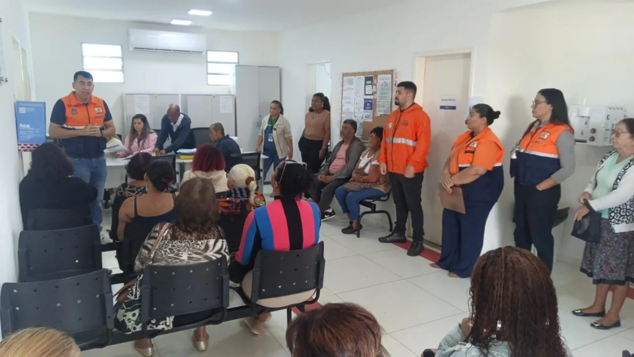 Agentes da Defesa Civil de São Gonçalo orientam moradores sobre prevenção de riscos e formação de NUPDECs