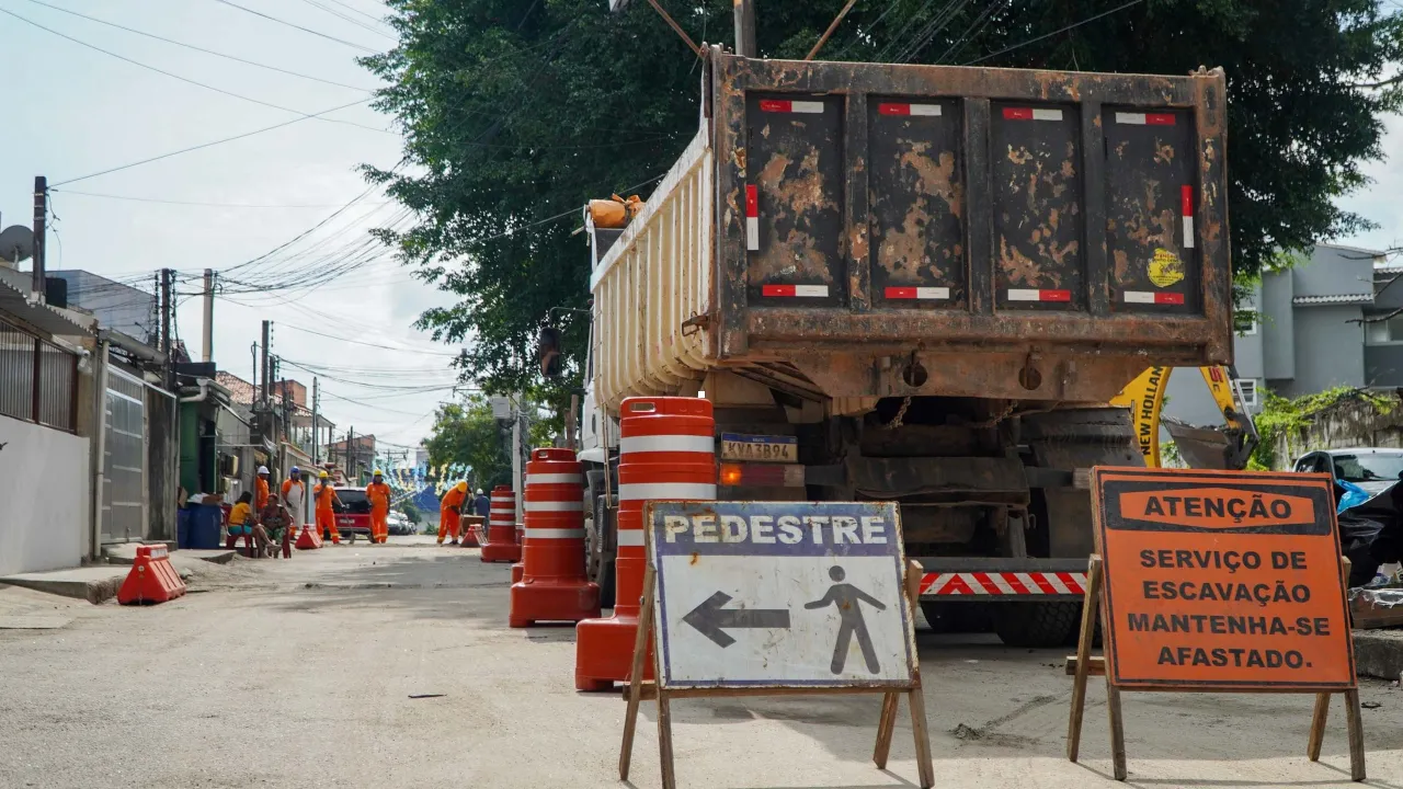 Escavação em rua de Neves durante obra de drenagem para reduzir alagamentos em São Gonçalo