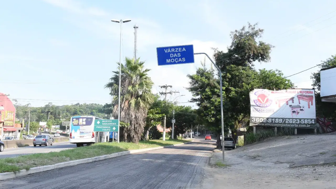 Rua de Várzea das Moças, em Niterói, que receberá obras de pavimentação, drenagem e calçadas Rua de Várzea das Moças, em Niterói, que receberá obras de pavimentação, drenagem e calçadas