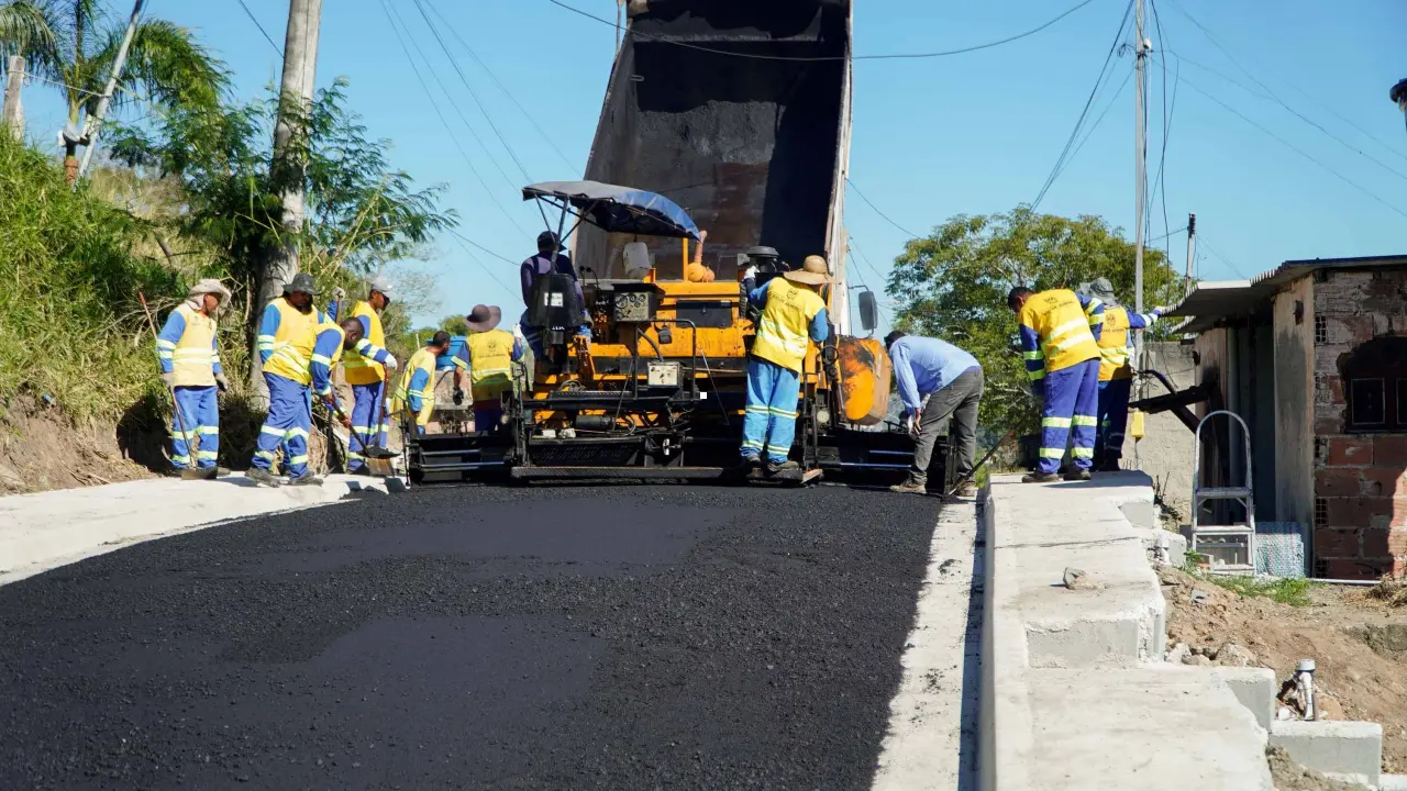Rua Ana Lúcia Ferreira recebe asfalto durante as obras em Santa Izabel, em São Gonçalo Rua Ana Lúcia Ferreira recebe asfalto durante as obras em Santa Izabel, em São Gonçalo