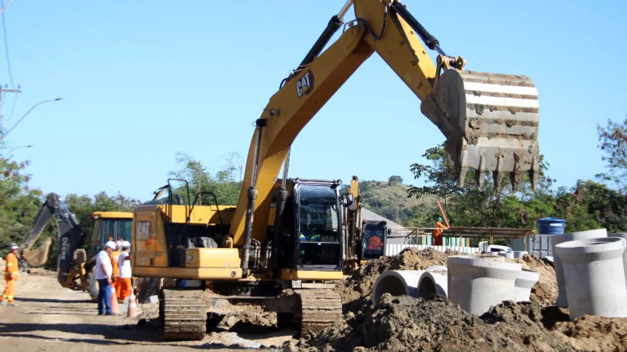 Equipes instalam manilhas durante as obras de drenagem na Estrada de Itaitindiba, em São Gonçalo