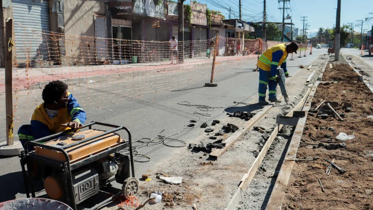 Obras do MUVI avançam na Estrada de Guaxindiba com pavimentação, ciclovia e construção de pontes