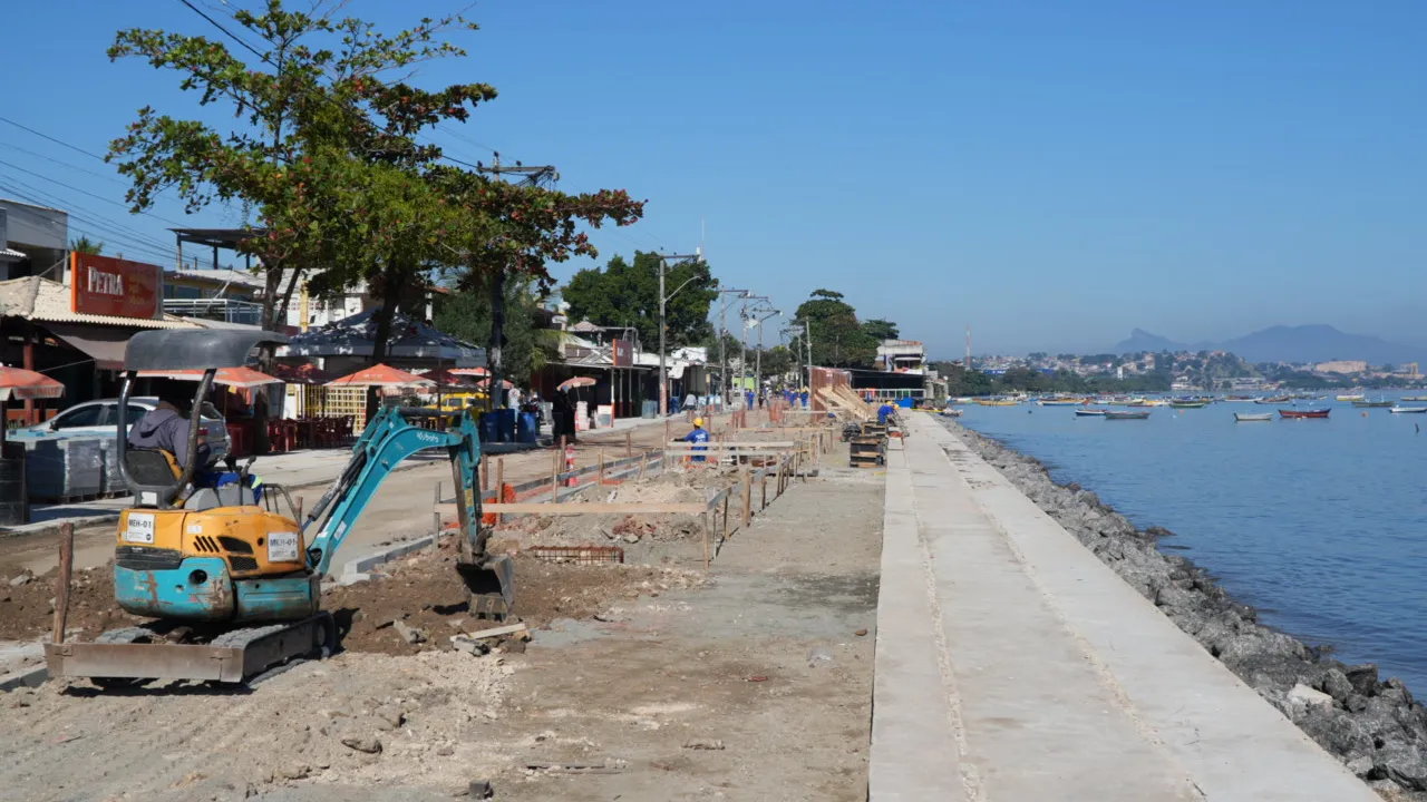 Obras na Praia das Pedrinhas, em São Gonçalo, avançam com novo calçadão, drenagem e pergolados