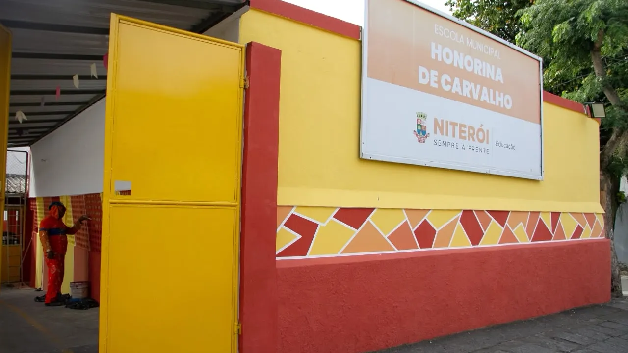 Trabalhadores realizam obras em escola municipal de Niterói durante o recesso de julho