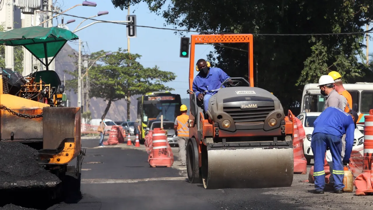 Equipe asfaltando rua de Niterói Equipe asfaltando rua de Niterói