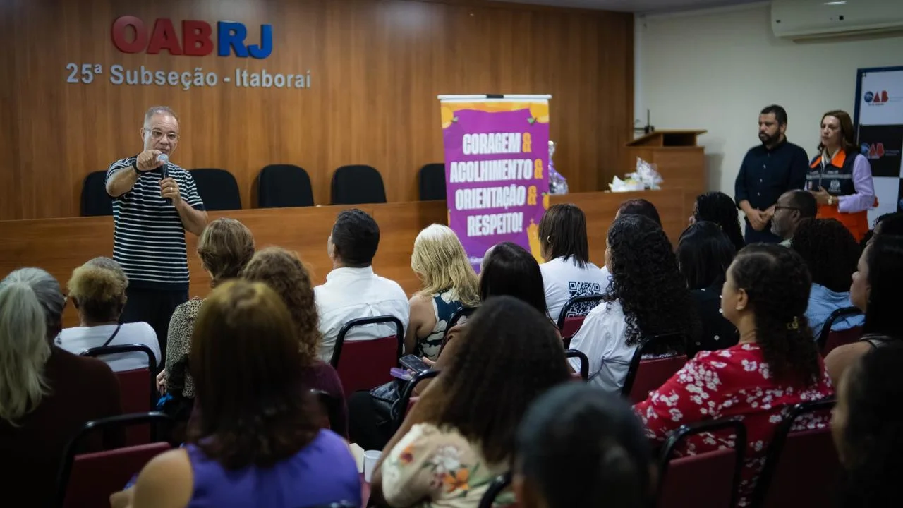 Participantes acompanham oficina de empreendedorismo e planejamento de negócios em Itaboraí Participantes acompanham oficina de empreendedorismo e planejamento de negócios em Itaboraí