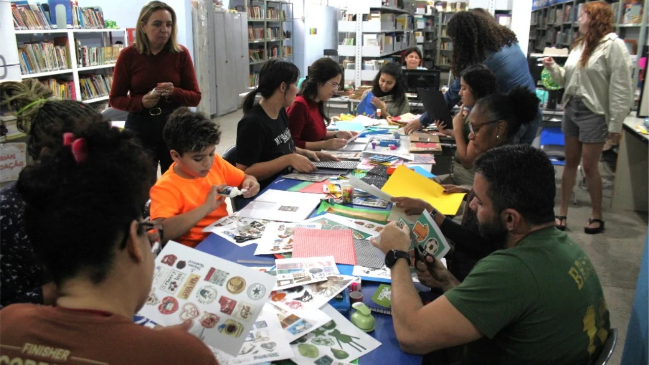 Participantes personalizam cadernos durante oficina de scrapbook na Biblioteca Genebaldo Rosa em São Gonçalo Participantes personalizam cadernos durante oficina de scrapbook na Biblioteca Genebaldo Rosa em São Gonçalo
