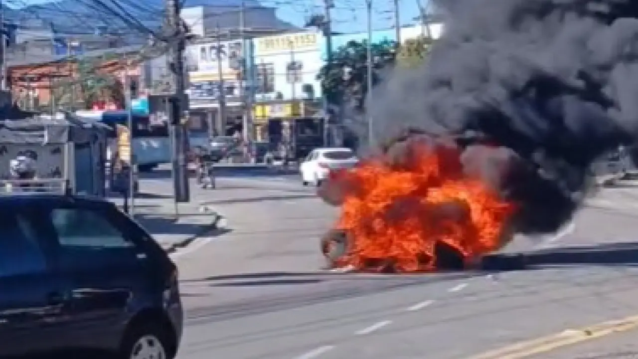 Ônibus atravessado por criminosos para formar barricada na Gardênia Azul, no Rio de Janeiro