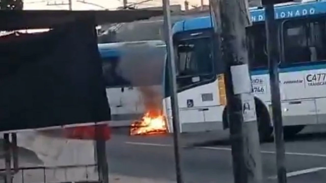 Ônibus atravessados bloqueiam rua da Cidade de Deus durante operação da Polícia Militar Ônibus atravessados bloqueiam rua da Cidade de Deus durante operação da Polícia Militar