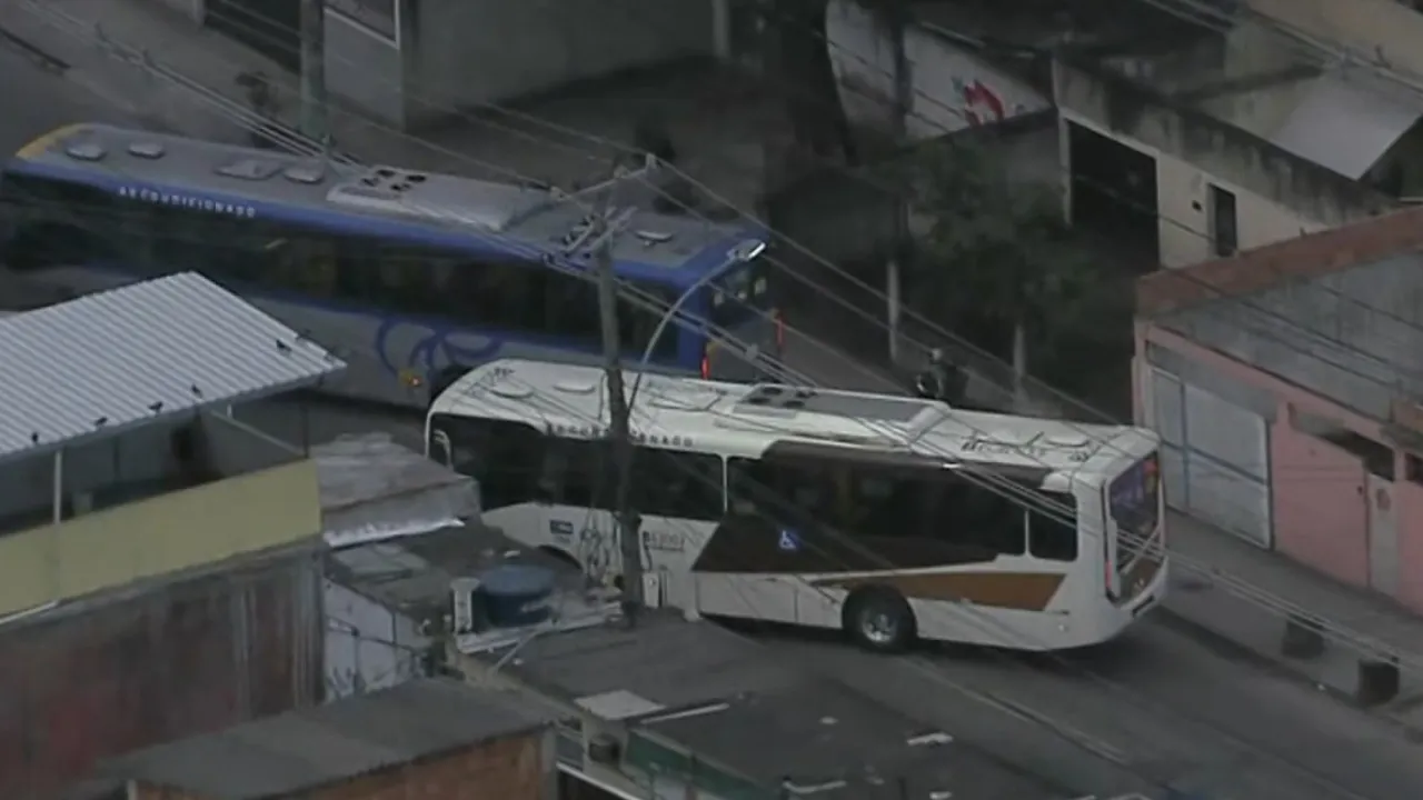 Ônibus atravessado em via de Costa Barros durante operação da Polícia Militar no Complexo da Pedreira