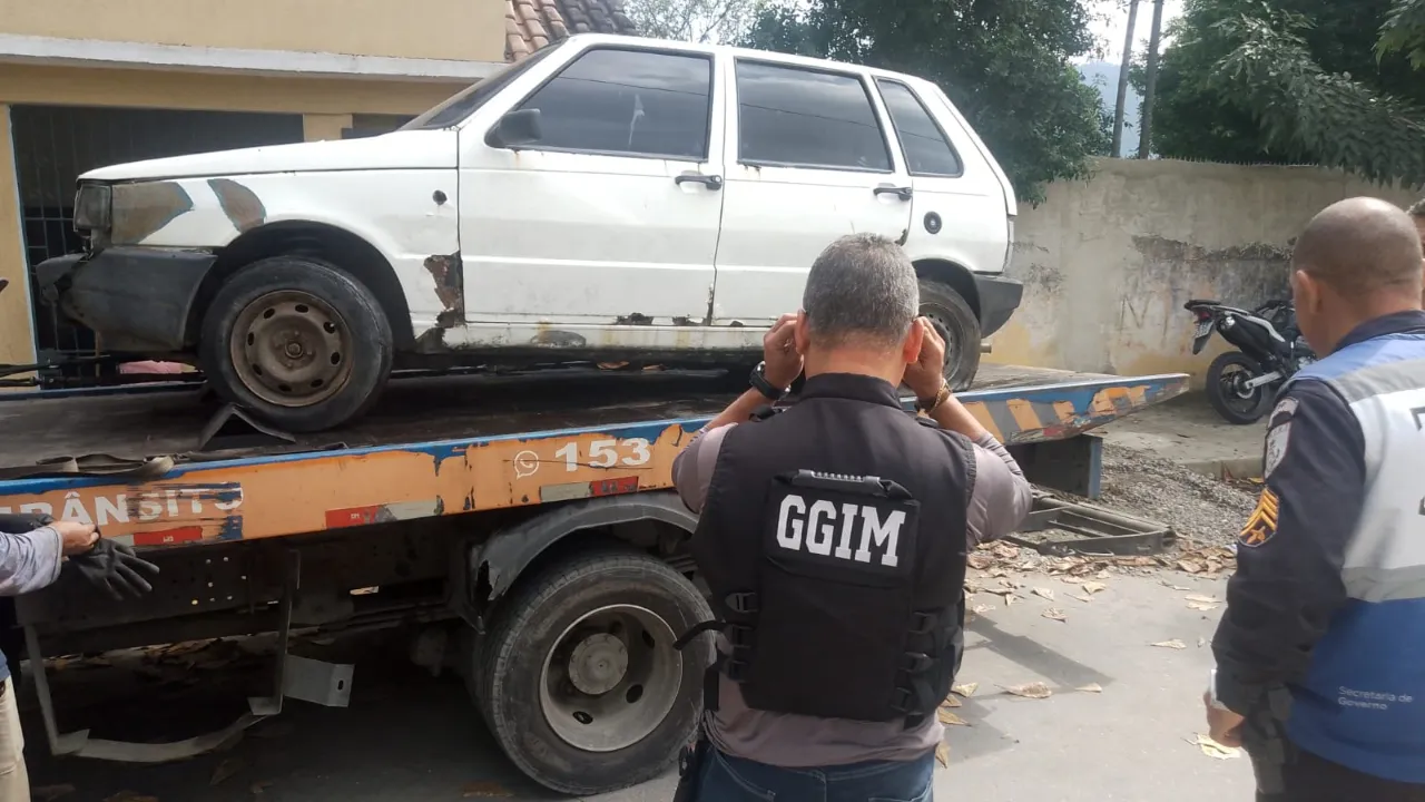 Equipamentos, cabos e veículos apreendidos durante operação contra internet clandestina em Piratininga, Niterói