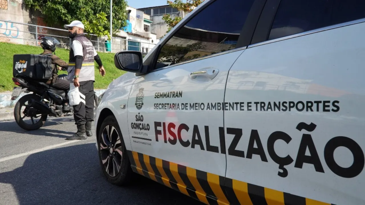 Agentes fiscalizam motocicletas durante a Operação Tolerância Zero em São Gonçalo