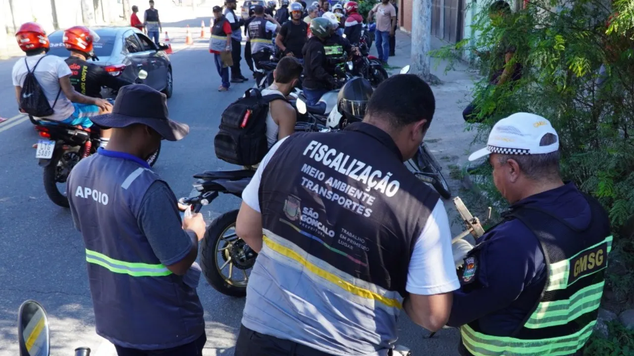 Agentes fiscalizam motocicleta com decibelímetro durante a Operação Tolerância Zero em São Gonçalo