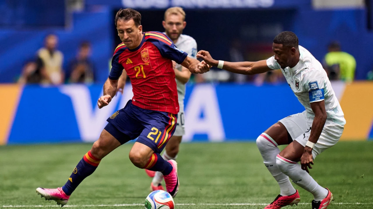 Mikel Oyarzabal comemora um dos gols da Espanha contra a Áustria pela Copa do Mundo