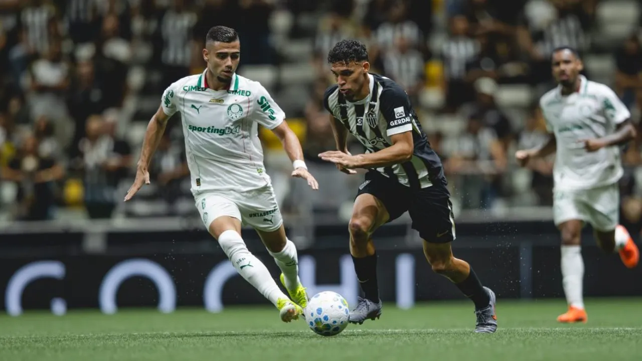 Jogadores de Palmeiras e Atlético-MG disputam a bola antes do confronto pela 20ª rodada do Campeonato Brasileiro Jogadores de Palmeiras e Atlético-MG disputam a bola antes do confronto pela 20ª rodada do Campeonato Brasileiro