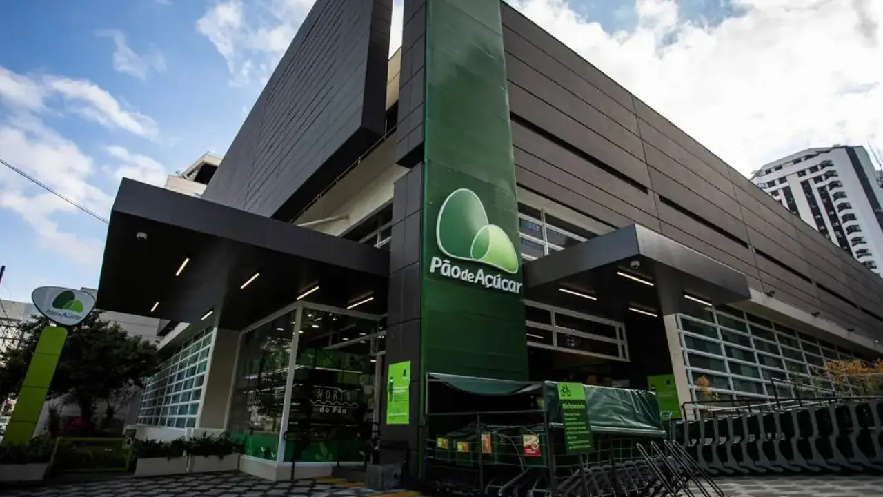 Fachada de supermercado com candidato entregando currículo durante mutirão de vagas de emprego no Rio de Janeiro Fachada de supermercado com candidato entregando currículo durante mutirão de vagas de emprego no Rio de Janeiro