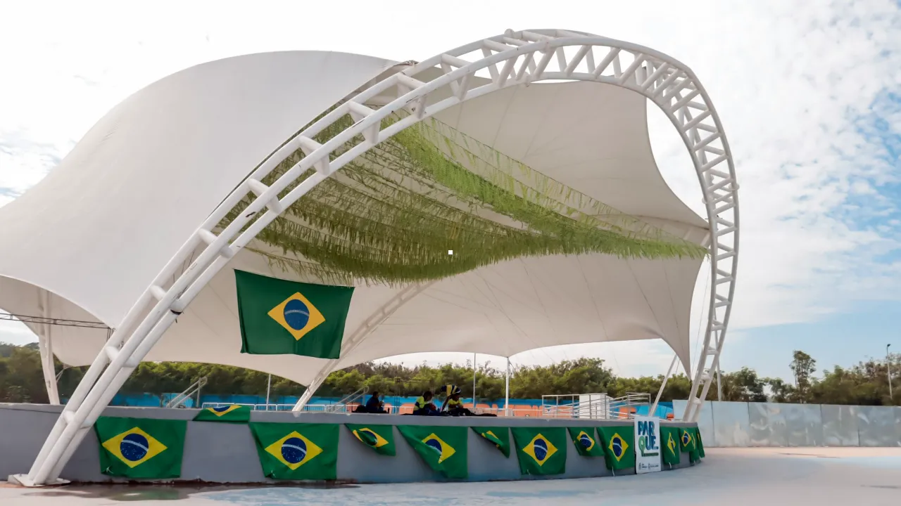 Famílias acompanham jogo da Seleção Brasileira em telão no Parque RJ Nosso Sonho, em São Gonçalo