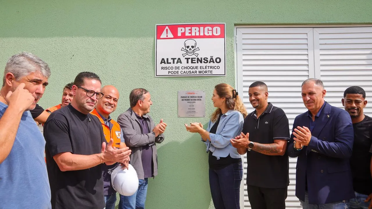 Painéis solares instalados em encosta do Morro do Boa Vista, em Niterói