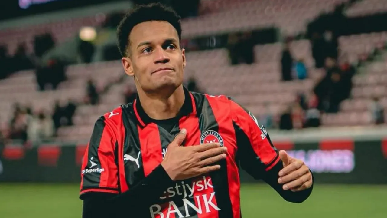 Paulinho, lateral-esquerdo ex-Midtjylland, está perto de assinar com o Botafogo