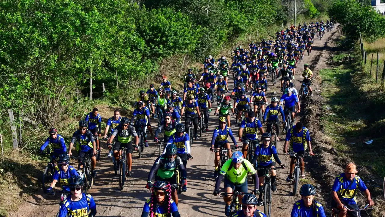 Participantes do Pedal em Itaboraí durante passeio ciclístico até o Parque Paleontológico