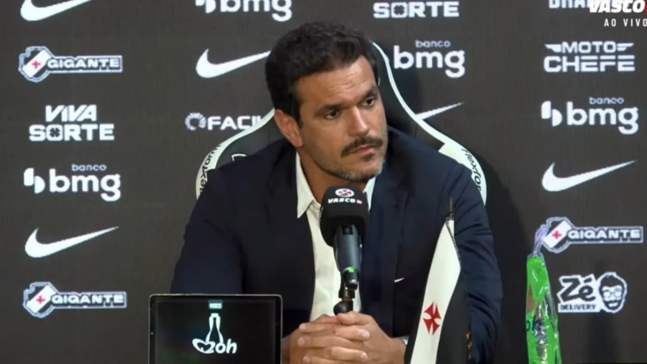 Pedro Emanuel, novo técnico do Vasco, durante apresentação no clube ao lado de dirigentes