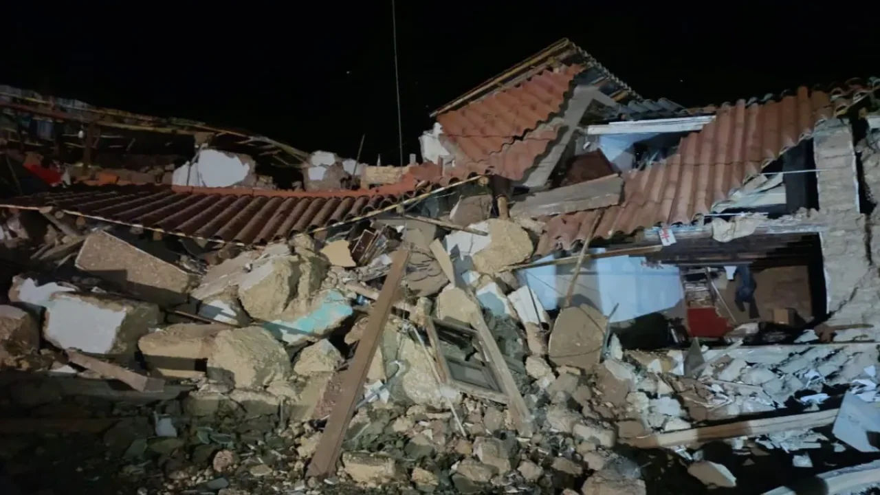 Moradores observam casas destruídas após terremoto no Peru deixar mortos, feridos e centenas de desalojados Moradores observam casas destruídas após terremoto no Peru deixar mortos, feridos e centenas de desalojados