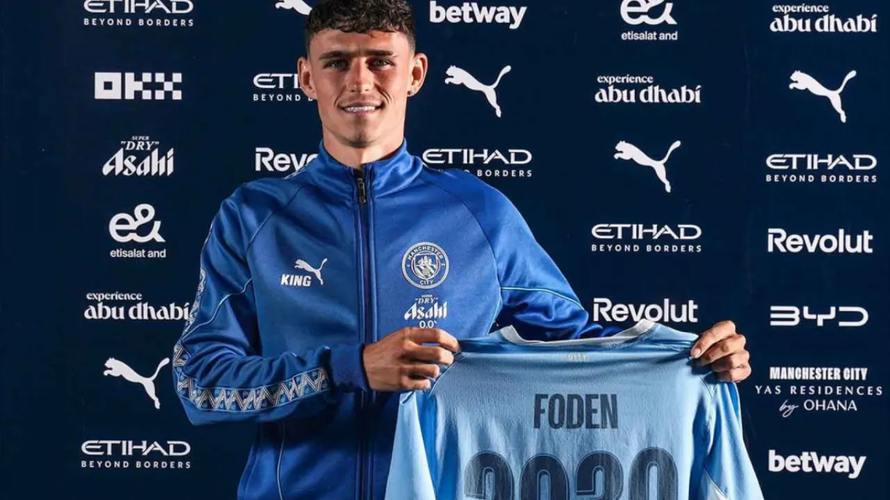 Phil Foden segura a camisa do Manchester City após renovar contrato com o clube inglês até junho de 2030