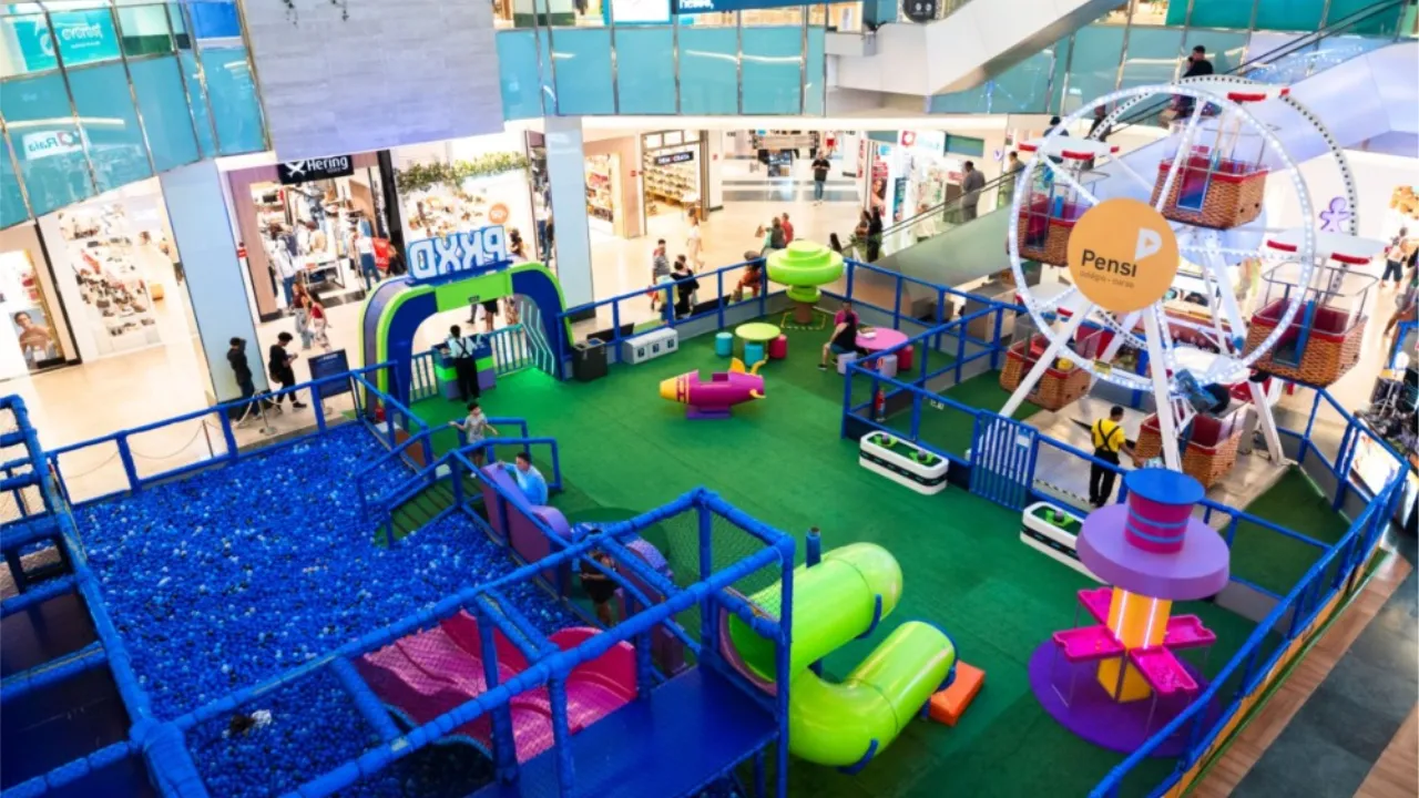 Crianças brincam em atração infantil inspirada no PK XD no Plaza Shopping Niterói