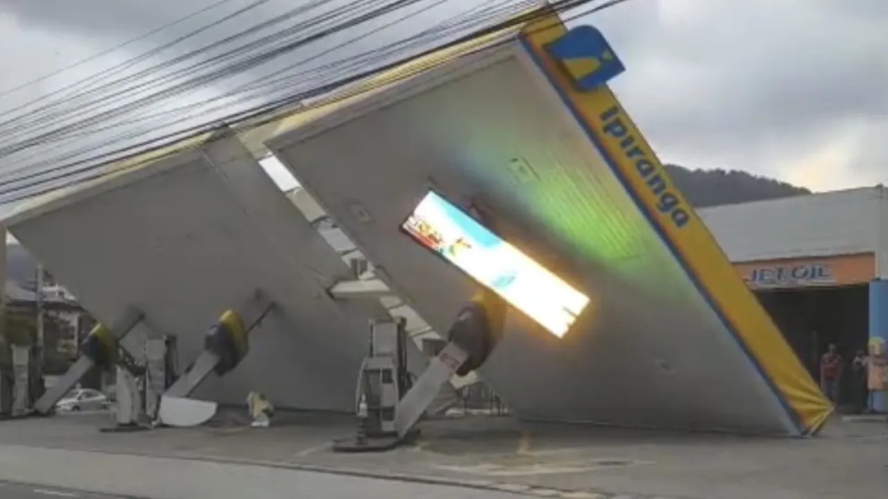 Cobertura de posto de combustíveis desaba em Itaipu durante forte ventania em Niterói
