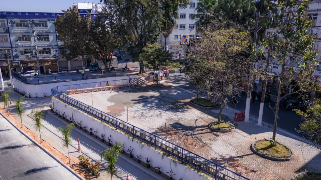 Vista da Praça da Caixa Econômica em Itaboraí durante a fase final das obras de revitalização