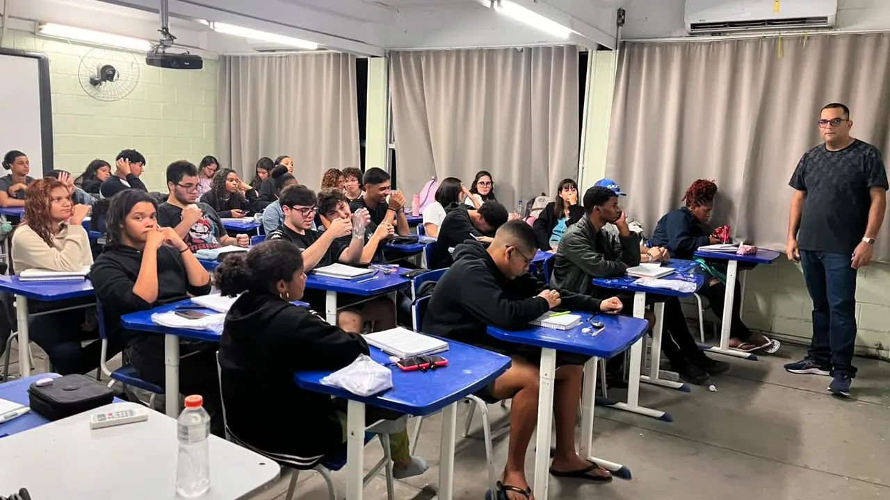 Estudantes participam de aula do Pré-ENEM gratuito em Maricá, que abriu 250 vagas para o Intensivo 2026 Estudantes participam de aula do Pré-ENEM gratuito em Maricá, que abriu 250 vagas para o Intensivo 2026
