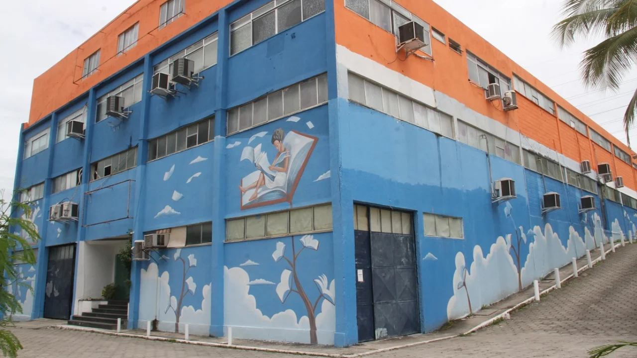 Alunos da Educação de Jovens e Adultos participam de aula em escola municipal de São Gonçalo Alunos da Educação de Jovens e Adultos participam de aula em escola municipal de São Gonçalo