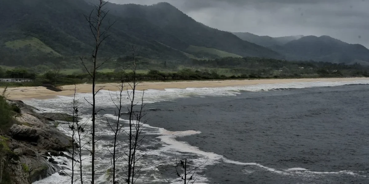 Imagem jornalística sobre a previsão do tempo em Maricá nesta segunda-feira, marcada por temperaturas mais baixas, alta umidade, céu fechado e possibilidade de chuva