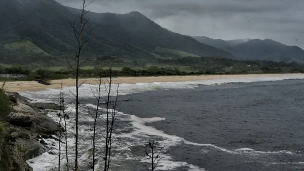 Imagem jornalística sobre a previsão do tempo em Maricá nesta segunda-feira, marcada por temperaturas mais baixas, alta umidade, céu fechado e possibilidade de chuva